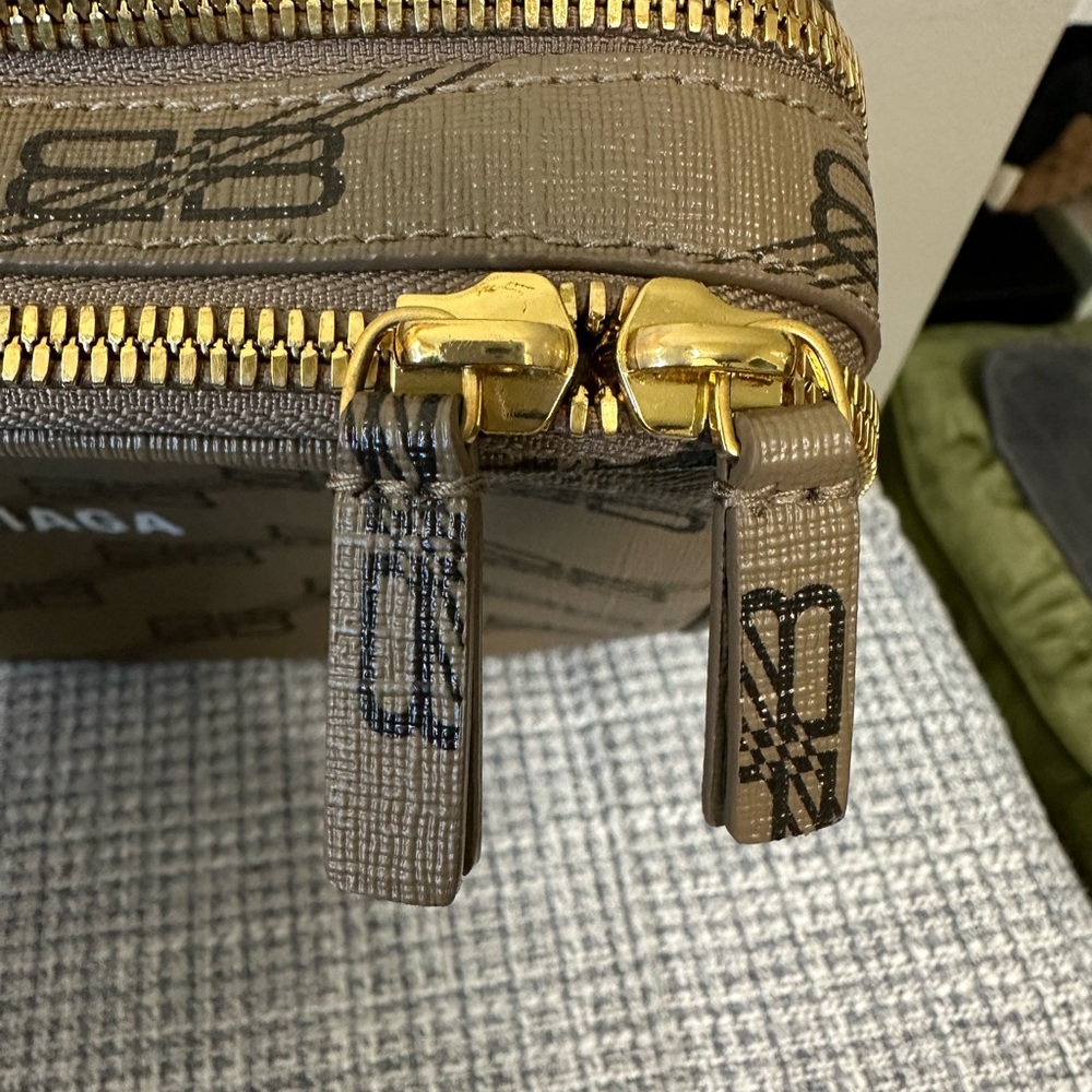 Balenciaga Monogram Bag with Black Logo Pattern - Picture 3 of 11